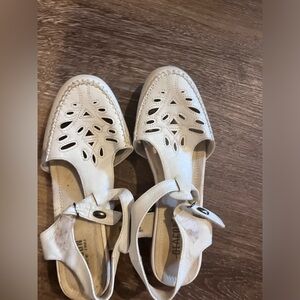 Women’s shoes in white. 10M
